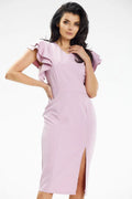 robe cocktail midi ajustée cintrée rose pâle tissu stretch structuré décolleté coeur manches volantées étagées fente côté cuisse polyester elasthanne