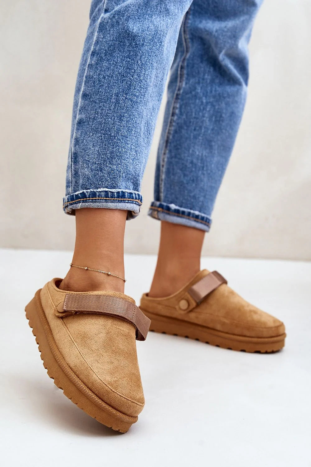 sandales femmes suédine écologique camel fourrure doublure semelle intérieure rembourrée crantée caoutchouc plateforme 4cm bride réglable mule confortable
