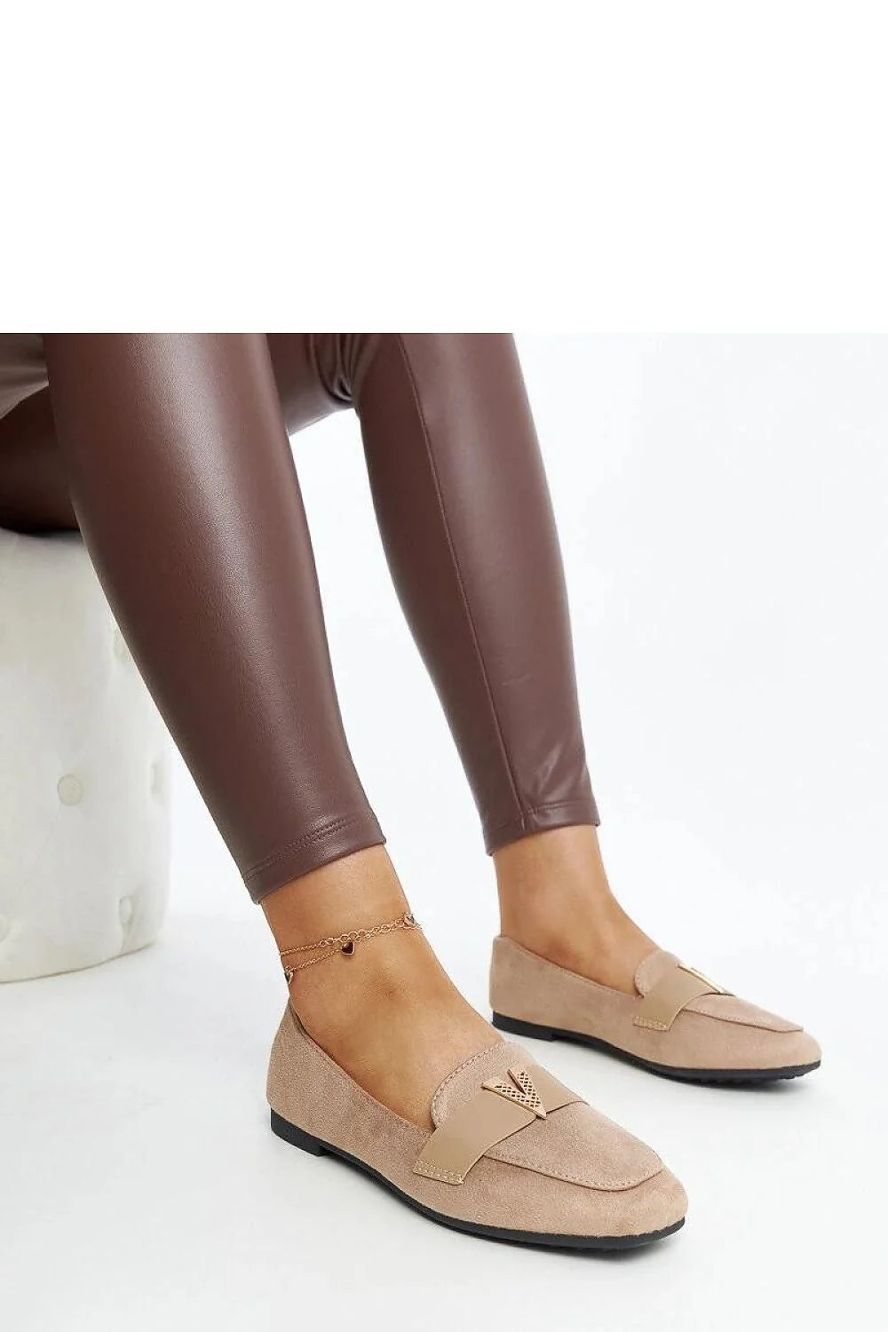 Ballerines élégantes beige pour femme, design classique, semelle antidérapante, ornement doré V, confortable, occasion versatile, daim luxueux, coupe basse, pointe arrondie