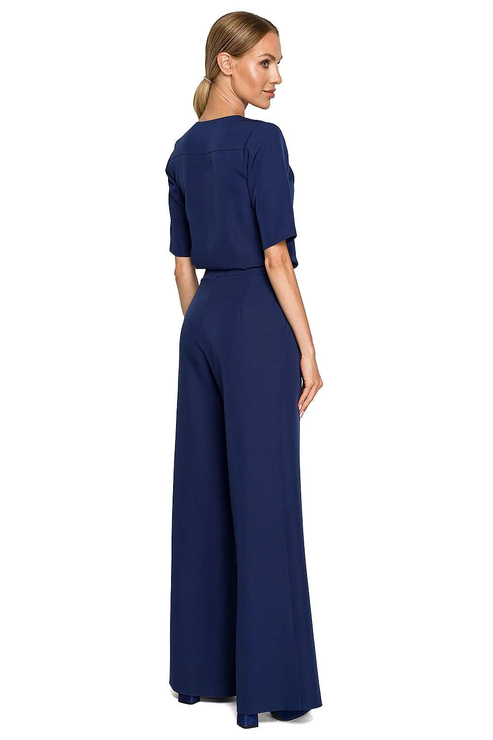 Combinaison moderne vert vif crêpe fluide manches courtes décolleté V lanière décorative pantalon palazzo plis poches latérales style