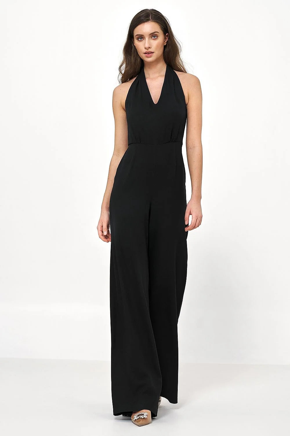 combinaison dos nu sans manches col halter plongeant cintrée taille haute jambes larges fluides crêpe structuré taupe sophistiquée