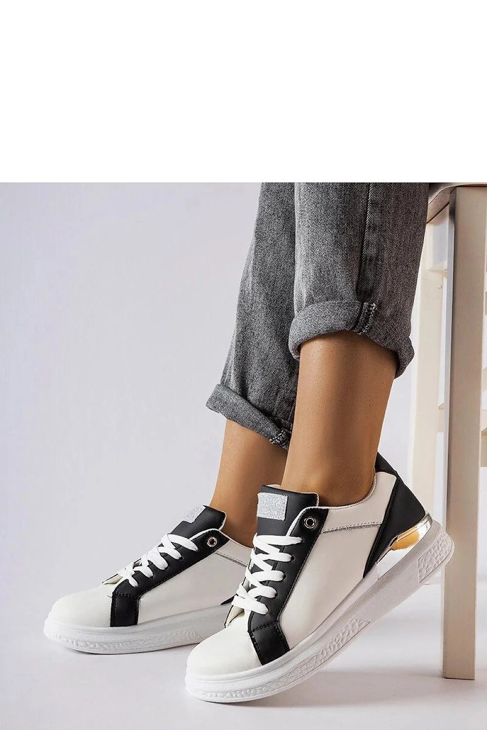 Baskets pour femmes design moderne épuré cuir synthétique blanc contrastant noir semelle caoutchouc confortable urban style