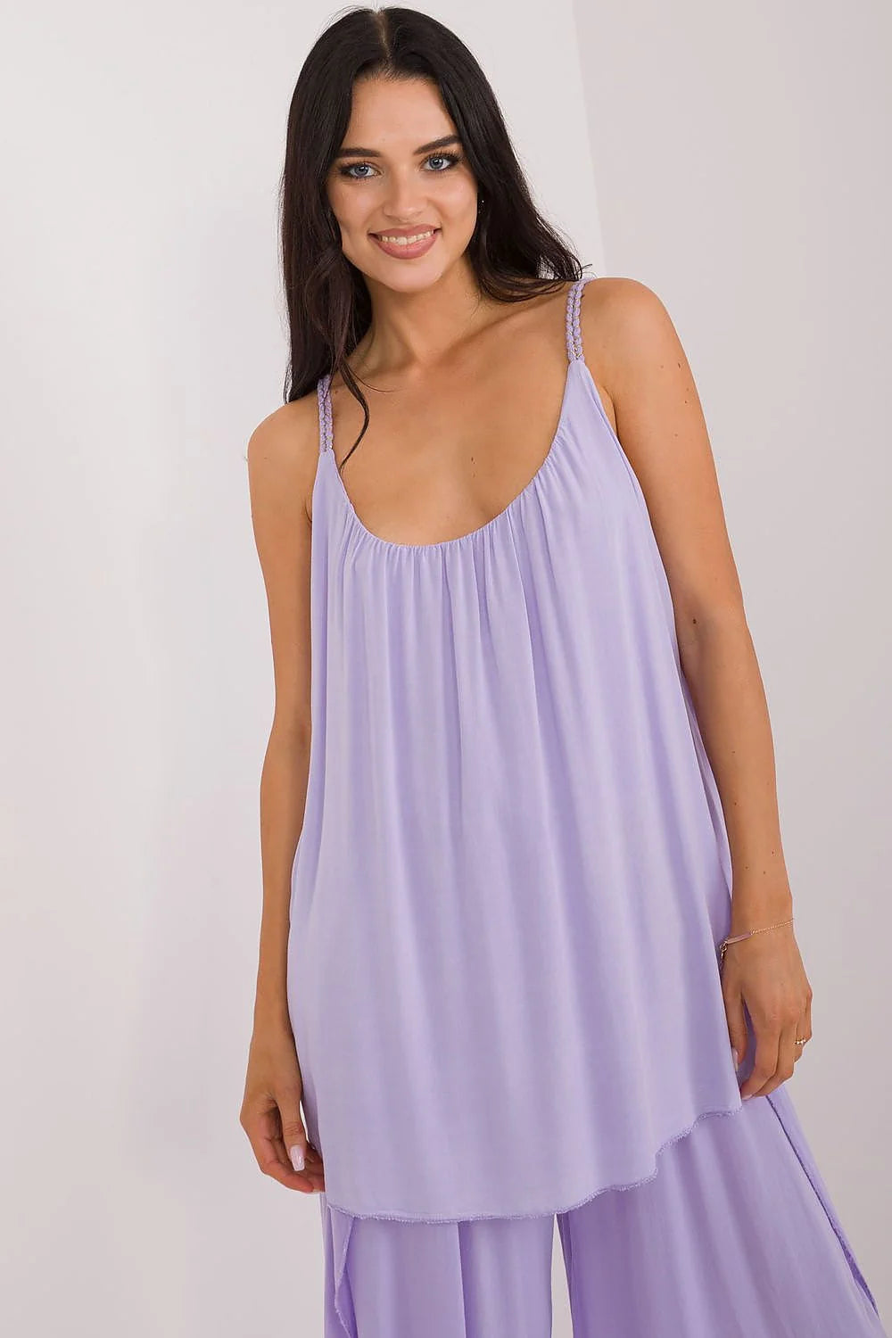 Robe estivale féminine légère et fluide en viscose couleur lavande pastel avec col dégagé et bretelles fines tressées pour un look casual chic femme
