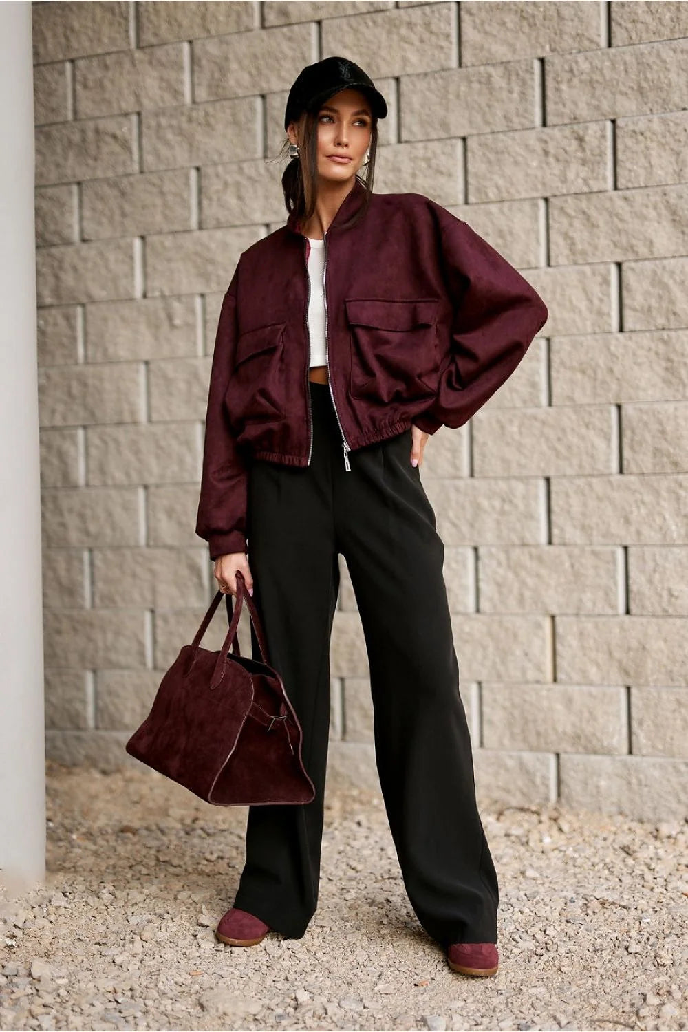 bomber suédine bordeaux courte femme oversize cropped fermeture éclair frontale base élastiquée grandes poches rabat manches longues bouffantes texture veloutée