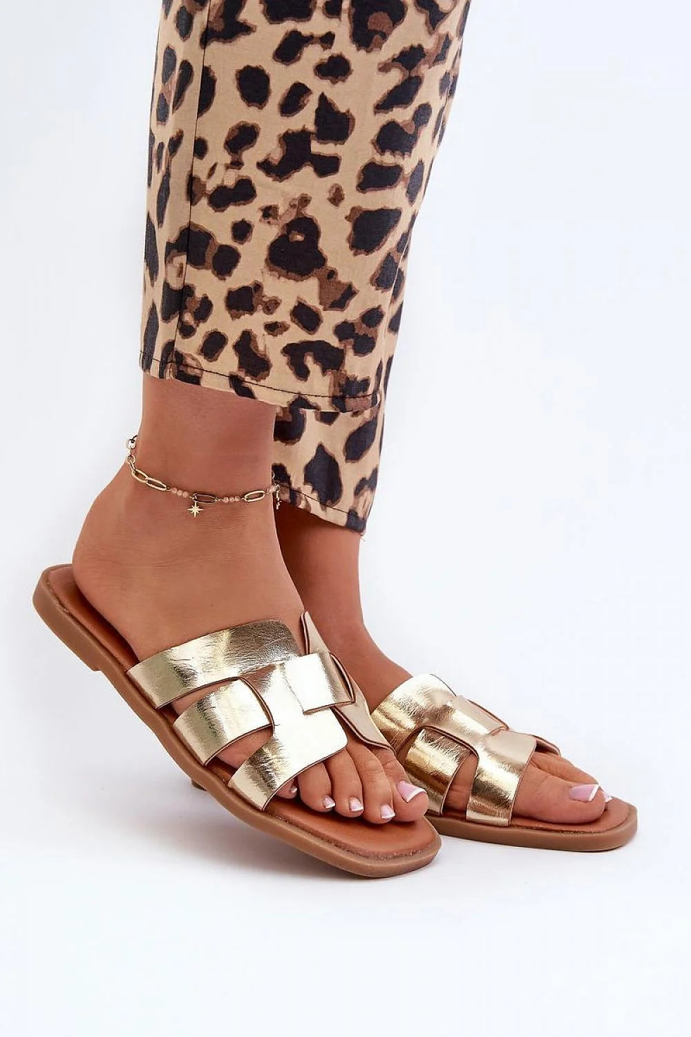 sandales métalliques dorées femmes mules similicuir brides larges entrelacées bout ouvert semelle camel plate légèrement rembourrée confortables élégantes