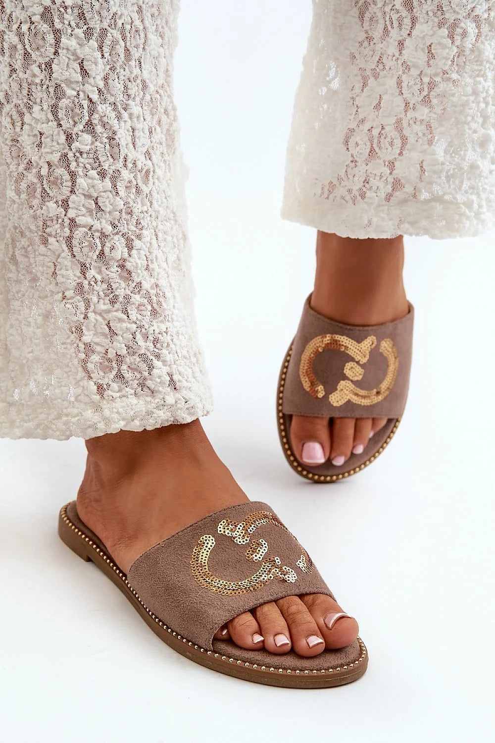 mules femme taupe suédine bout ouvert semelle plate bord clouté assise rembourrée perles demi lune dorées sequins ivoire finitions surpiquées