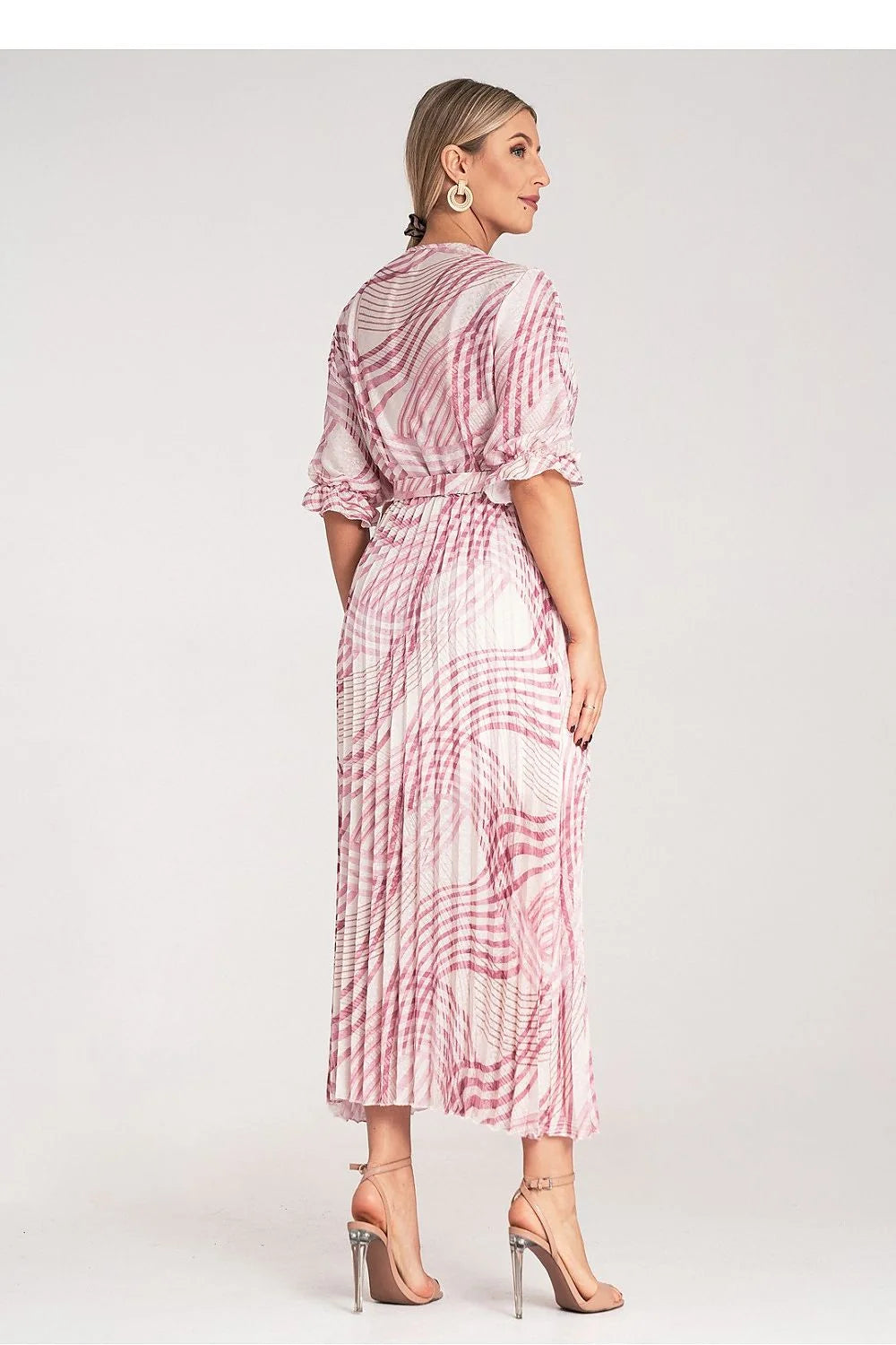 Robe élégante longue manches trois-quarts décolleté V croisé motif zigzag rose et blanc tissu léger ceinture assortie femme