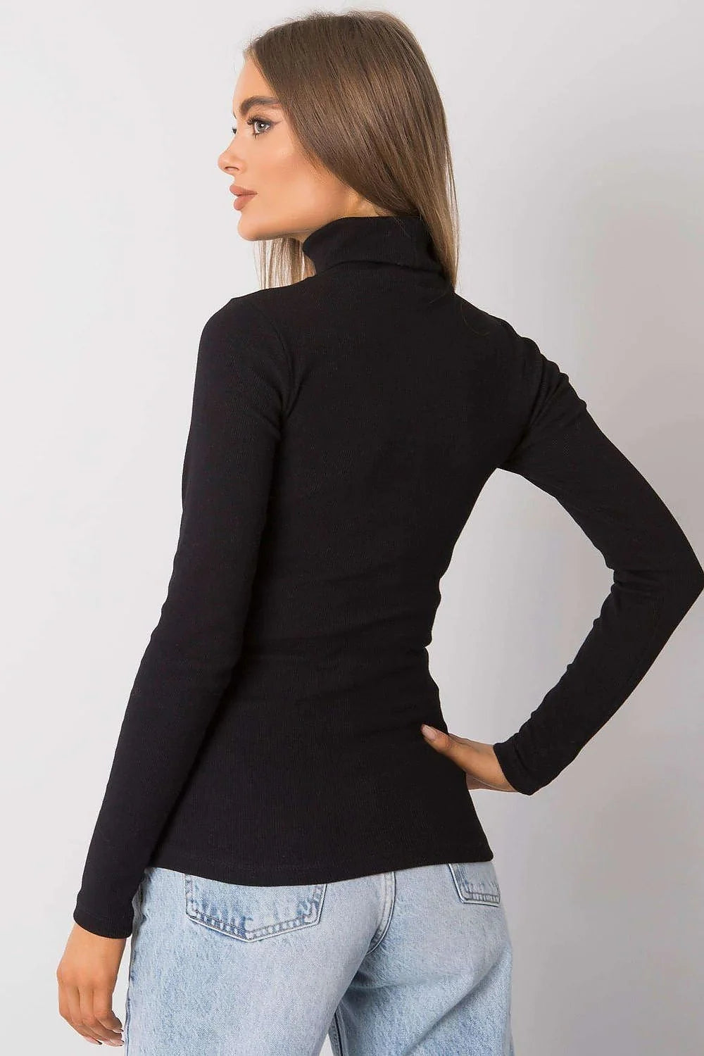 Haut à col roulé élégant pour femme en maille fine, couleur rouge audacieuse, coupe ajustée, manches longues, fabrication de qualité, idéal pour tenues sophistiquées