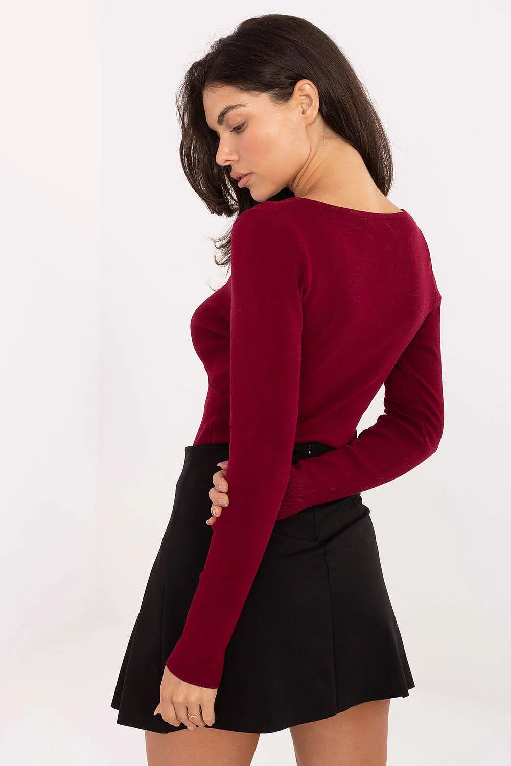 pull bordeaux femme maille côtelée extensible manches longues coupe cintrée décolleté V broche ronde dorée ajustée chic féminin