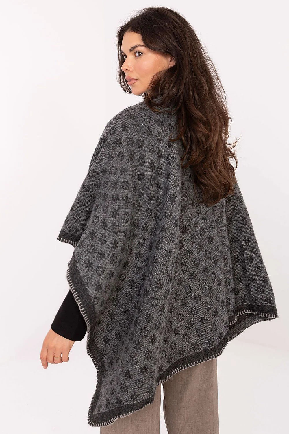 poncho oversize femme châle étole rectangulaire maille épaisse acrylique gris chiné jacquard floral monogramme bordure surjet contrastée chaud confortable polyvalent