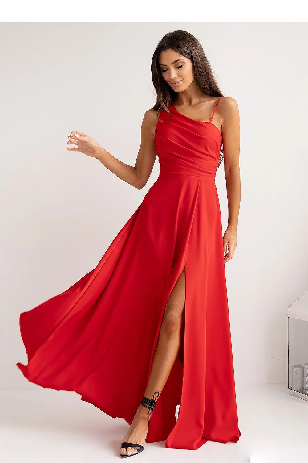 Robe longue asymétrique épaule nue bretelles fines tissu satiné rouge vif coupe empire fente latérale robe élégante soirée gala femme