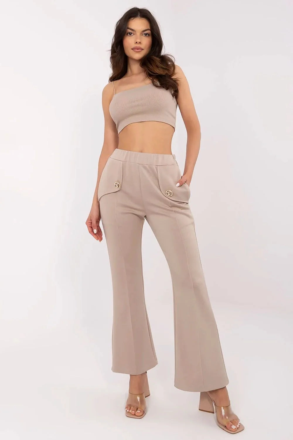 ensemble crop top pantalon survêtement femme minimaliste moderne taille haute flare évasé beige côtelé bretelles fines ceinture élastique poches boutons