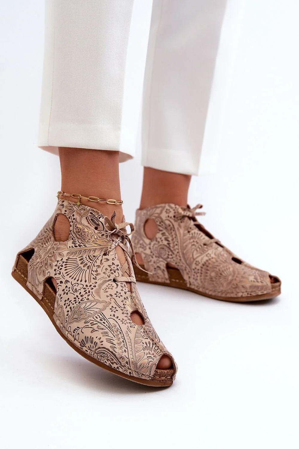 Sandales bohème femmes tige cuir floral gravé beige ouvertes lacées semelle liège confort occasions décontractées été