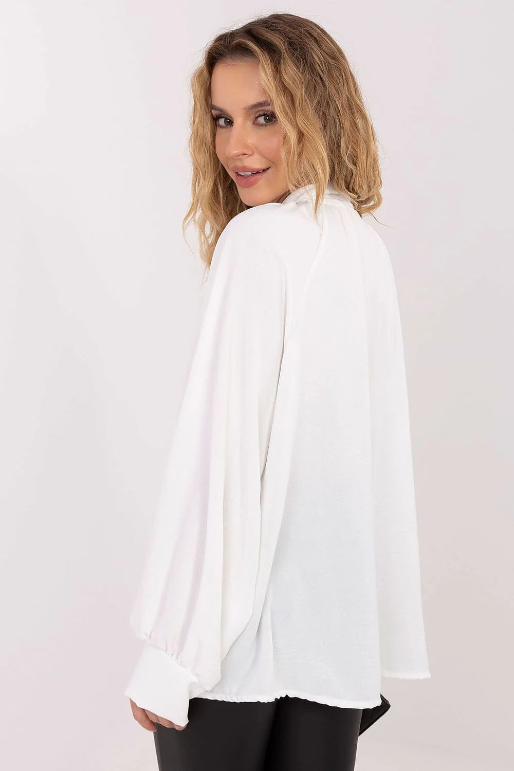 chemisier femme blanc viscose fluide transparent coupe ample manches ballon poignets larges col lavallière noué broche dorée texturée chic élégant
