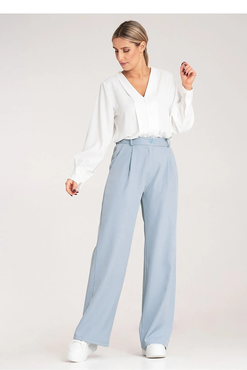 Ensemble mode femme élégant chemisier col V manches longues boutonnées pantalon taille haute coupe droite couleur blanche et bleu pâle