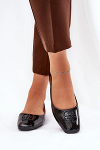 Ballerines élégantes pour femme en cuir verni noir bout carré motif brodé chaîne à la cheville confortable