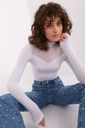 Chemisier transparent en viscose blanche avec haut de buste en maille, associé à un pantalon en denim bleu orné de perles, ensemble élégant pour femme
