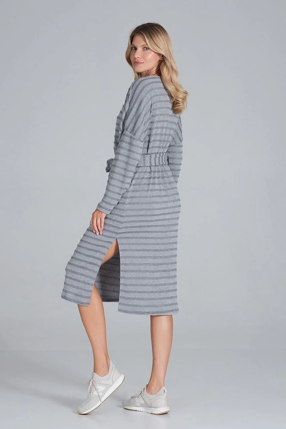 Robe tricot rayée grise élégante et décontractée avec ceinture pour un style chic quotidien
