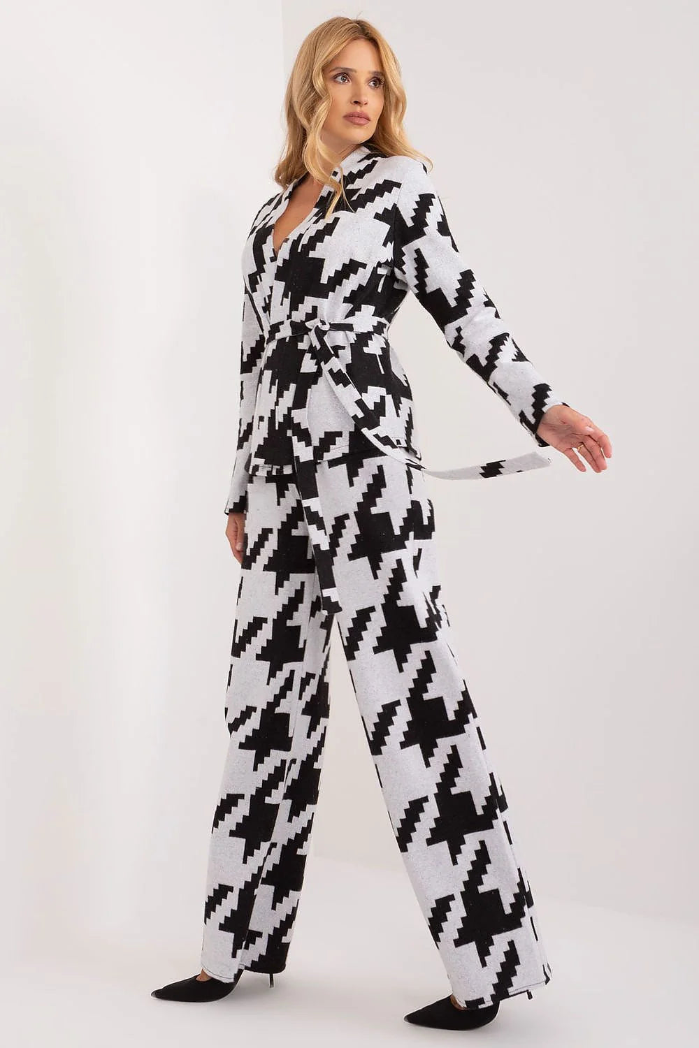 Ensemble Lakerta pour femme, pull et pantalon en coton高品质, style moderne, motif géométrique pixelisé, couleur grise claire et noire, coupe ajustée, ceinture intégrée, manches longues, confort optimal