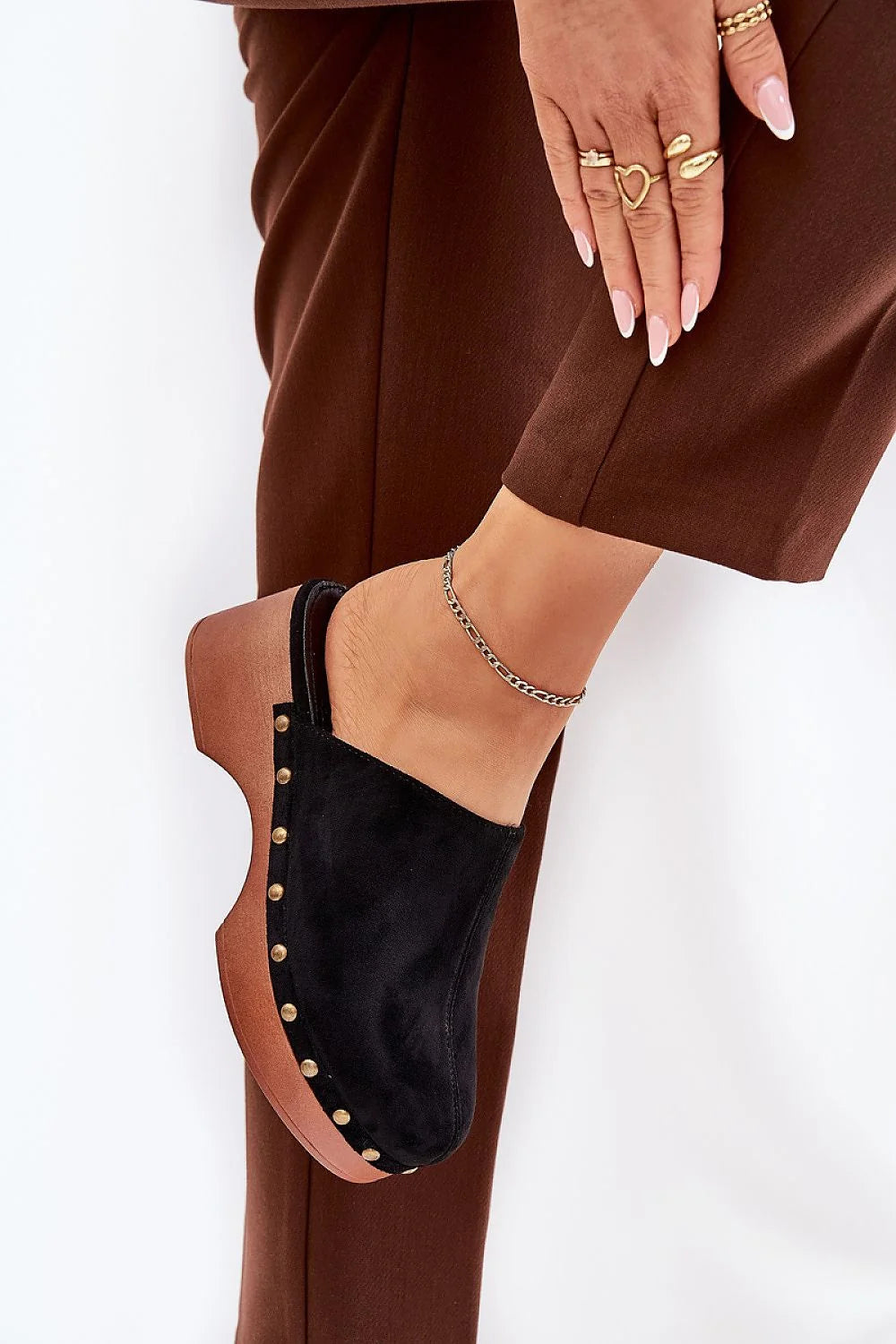 mules sabot plateforme talon large compensee suede noir finitions dorees rivets metal semelle effet bois bout arrondi retro maintien confortable