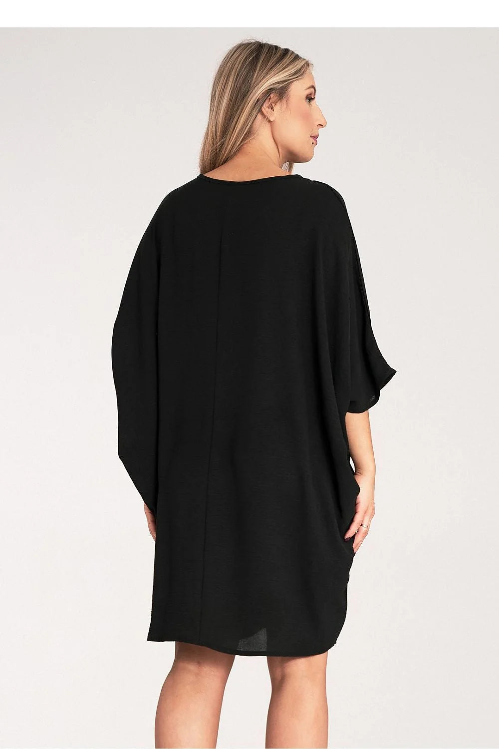 robe asymétrique moderne femme tissu fluide noir manches chauve souris oversize mi longue encolure ronde froncé central drapé structuré confortable