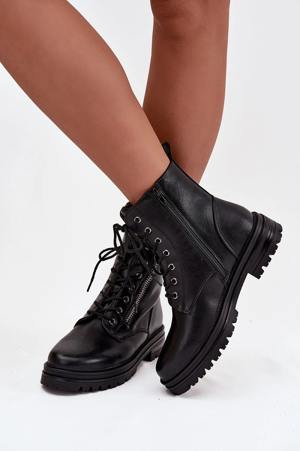 bottines femme noires cuir écologique lisse bout arrondi semelle plateforme crantée lacets zip latéral œillets argentés talon moyen confort urbain