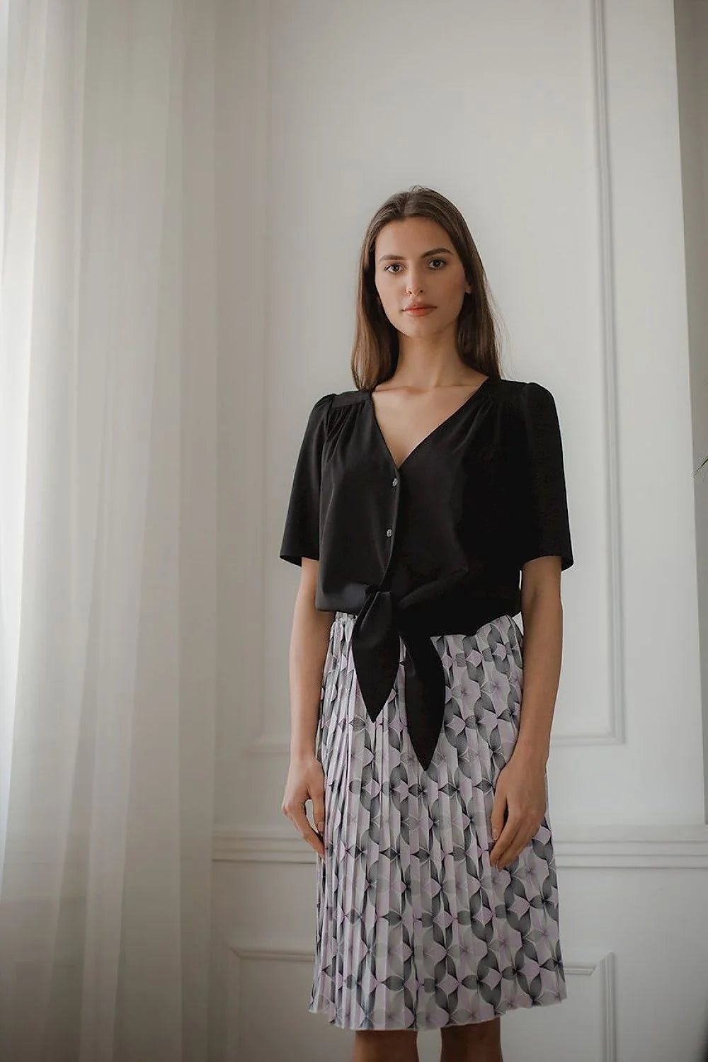 ensemble chemisier bleu ciel noué colV manches courtes boutonné jupe plissée midi imprimée géométrique blanc gris fluide taille élastique chic