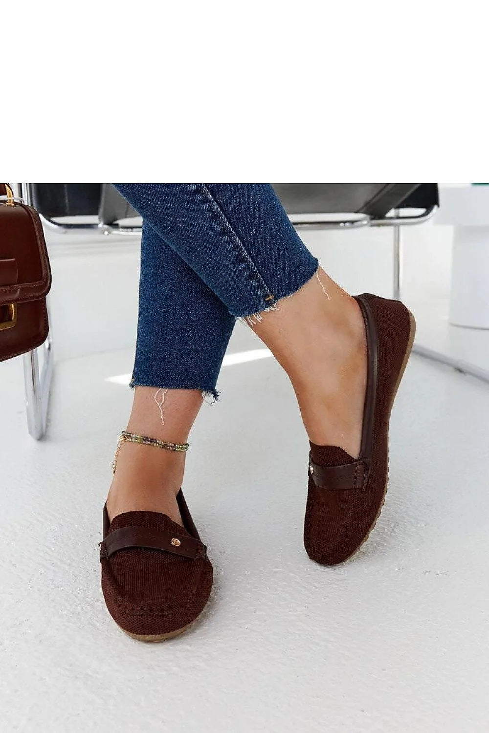 mocassins femmes marron chocolat textile tressé cuir synthétique mors métal rivet semelle caoutchouc antidérapante profil plat slipon léger