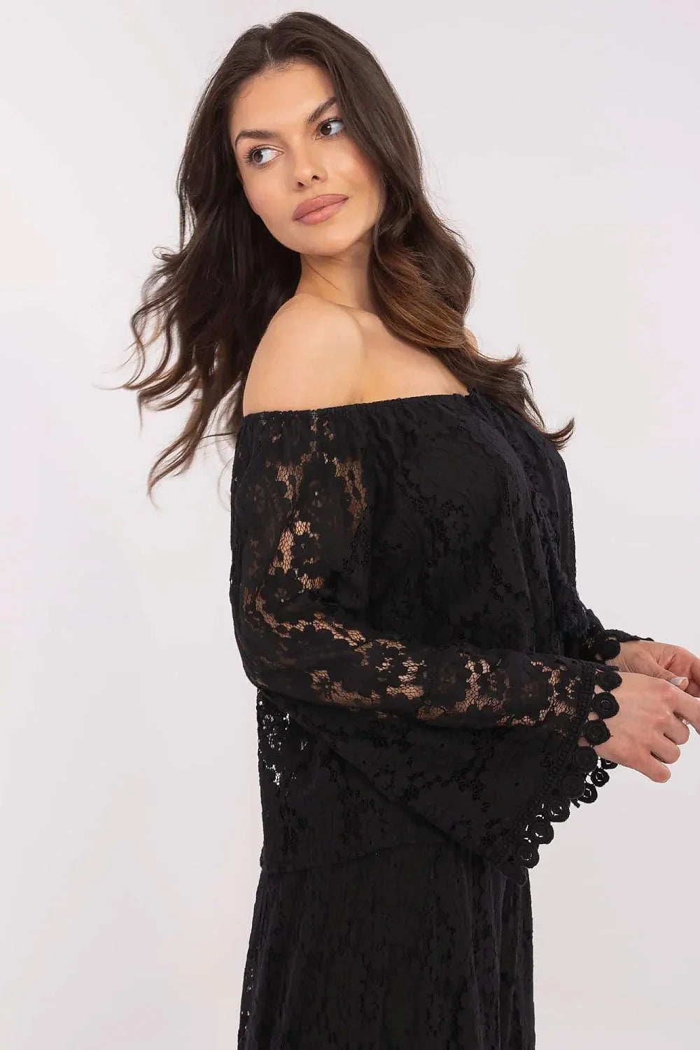 ensemble dentelle noire romantique Bardot épaules dénudées manches longues évasées ourlet festonné laçage pompons taille haute fluide élastiquée motif floral