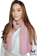 Écharpe pour femme en laine rose pâle, style moderne, hiver automne, douceur et confort, made in Poland