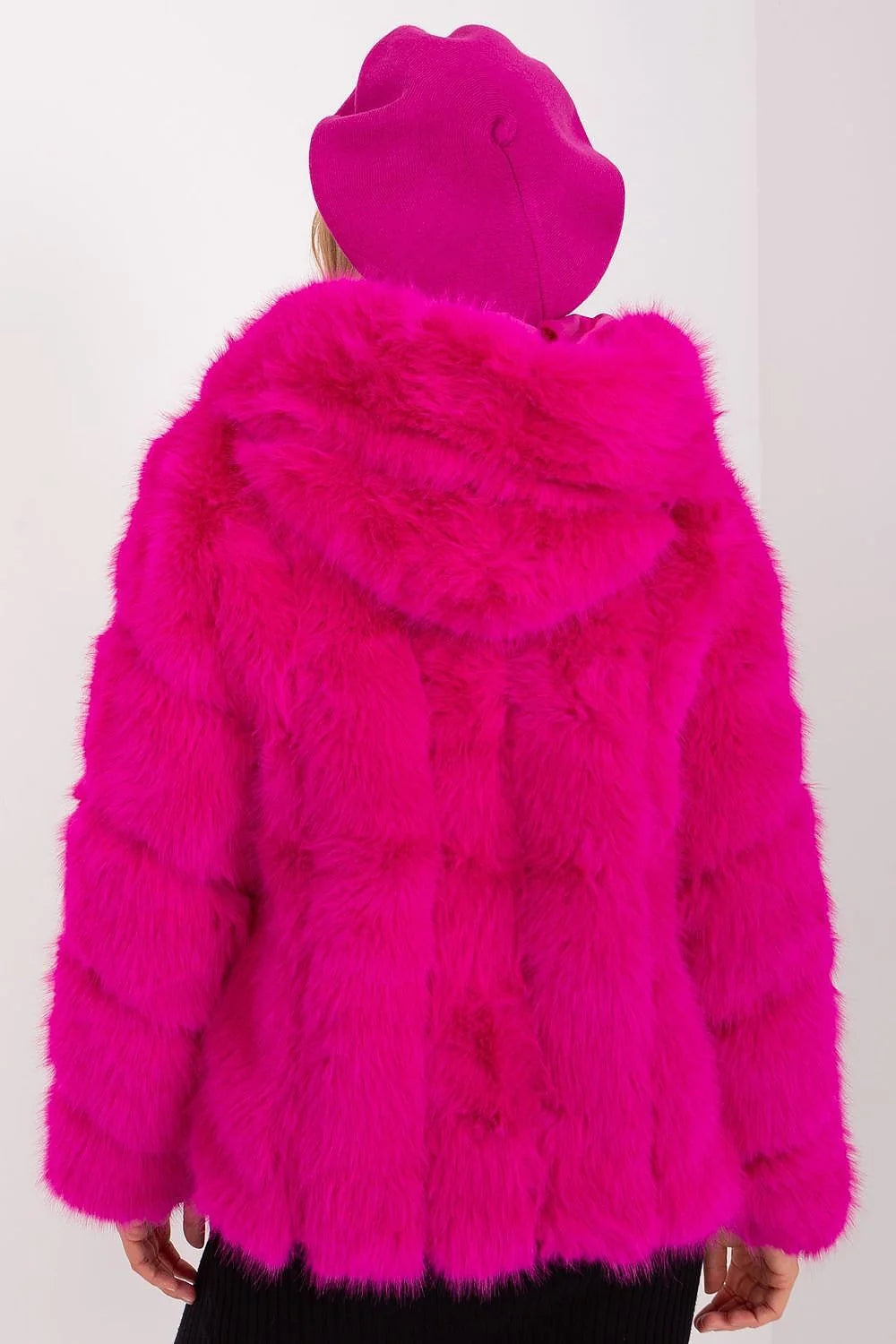 Veste en fausse fourrure pour femme couleur fuchsia texture dense manches longues col classique occasion spéciale mode élégant