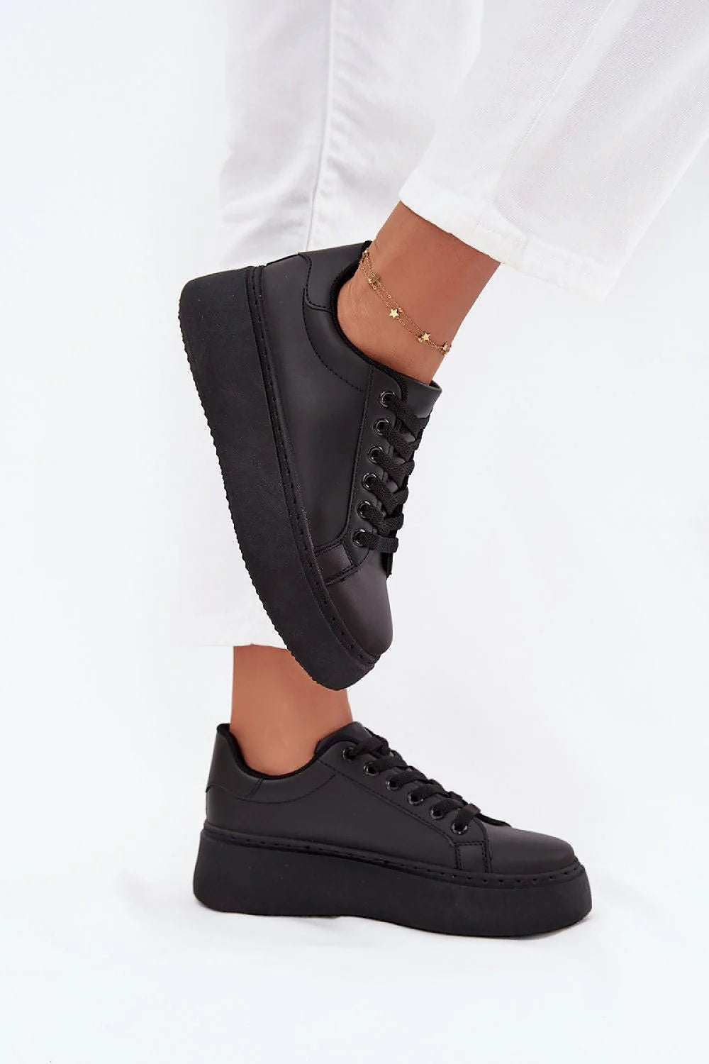 sneakers femme similicuir plateforme noire semelle mousse crantée bout rond lacets noirs col rembourré couture urbain chunky polyvalentes confortables élégantes