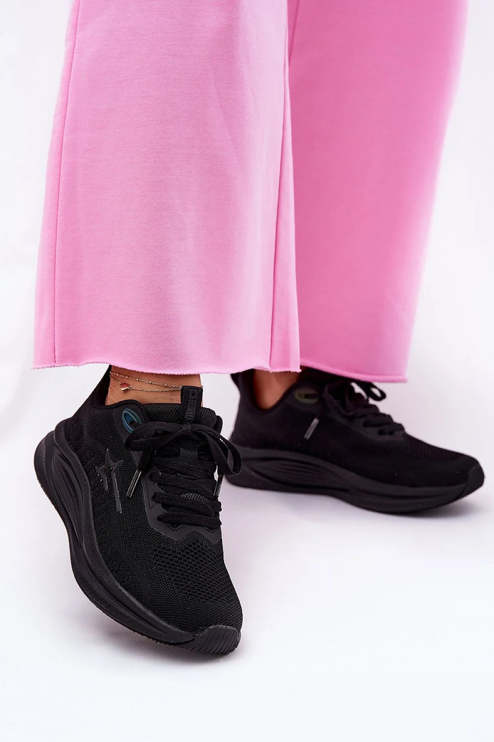 Chaussures de sport modernes pour femmes en mesh noir, confortables et légères, style sportif, amorti élevé, plateforme stabilisante, logo étoile, idéales pour le quotidien et les loisirs