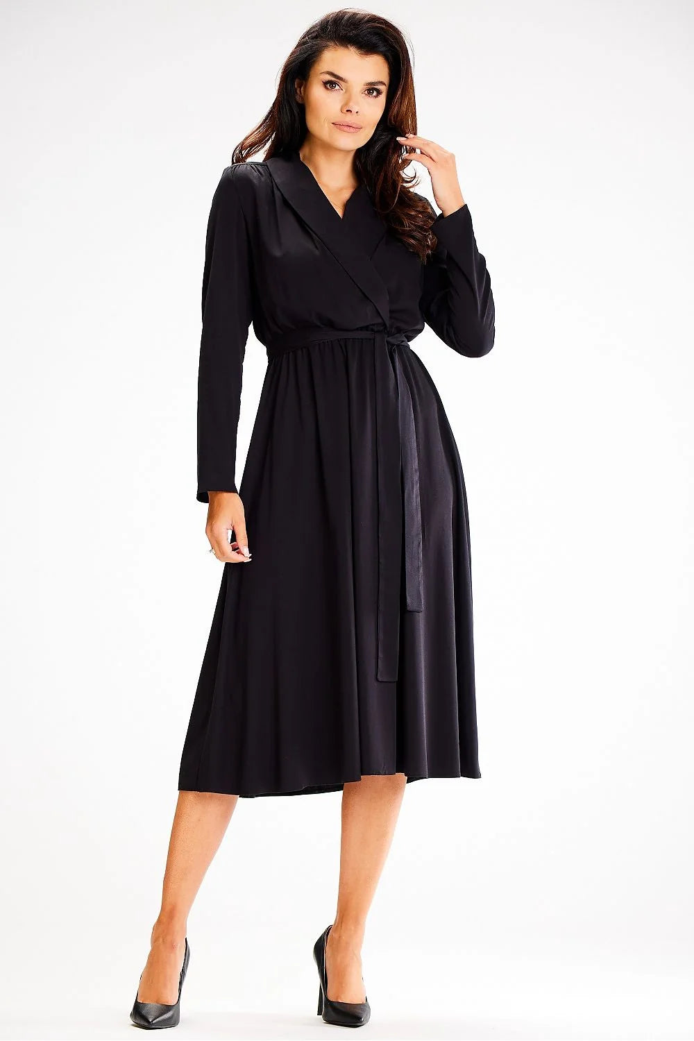 robe portefeuille noire satinée viscose manches longues col châle ceinture intégrée taille ajustée jupe évasée mi mollet soirée élégante sophistiquée