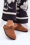 Sandales féminines en daim naturel brun style casual-chic avec bride et boucle métallique, confortable et polyvalente