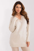 Pull maille femme design épuré col V manches longues beige clair coupe ample finitions côtelées