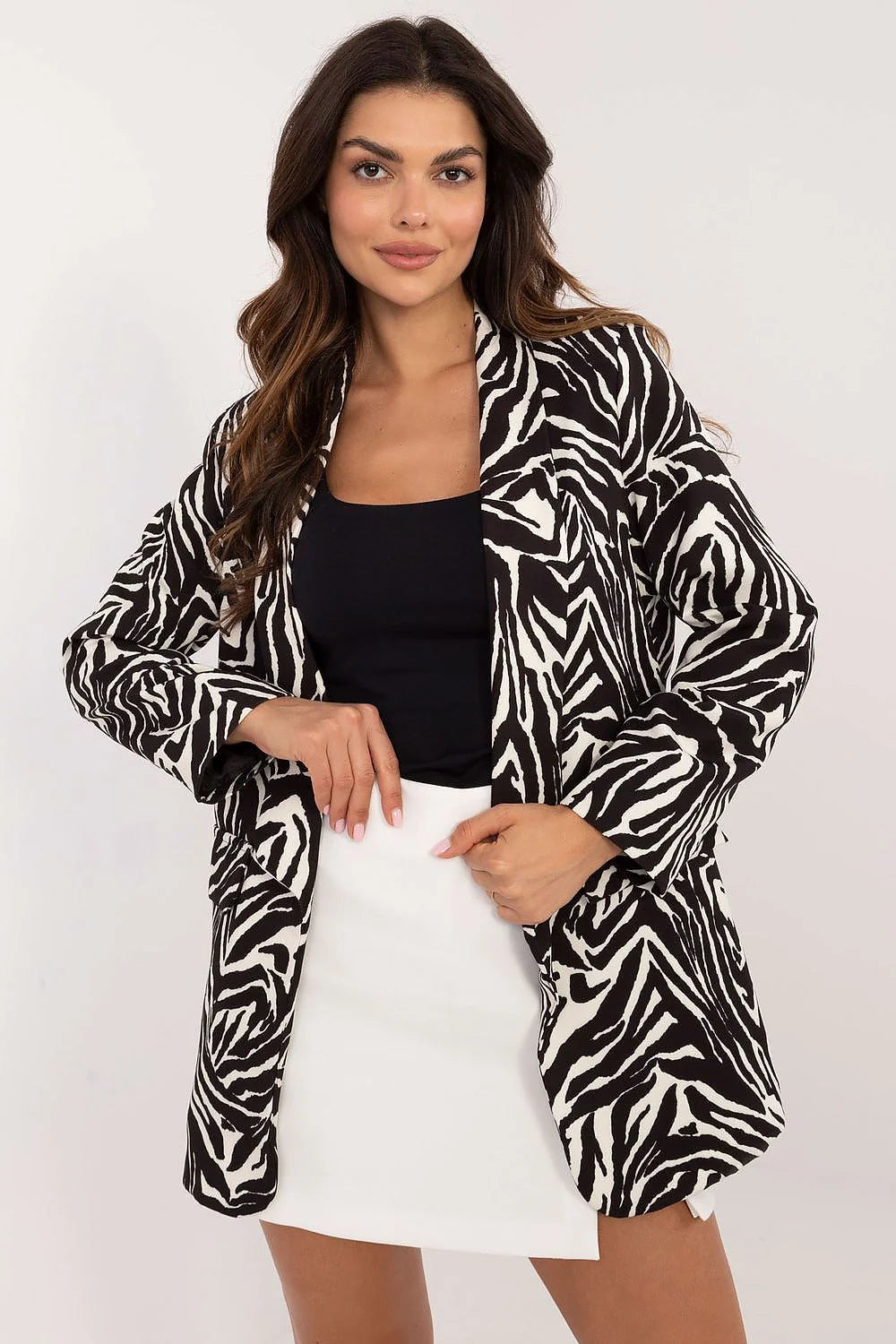 Veste femme blazer motif zébré noir blanc élégante coupe structurée épaules définies manches longues sans fermeture