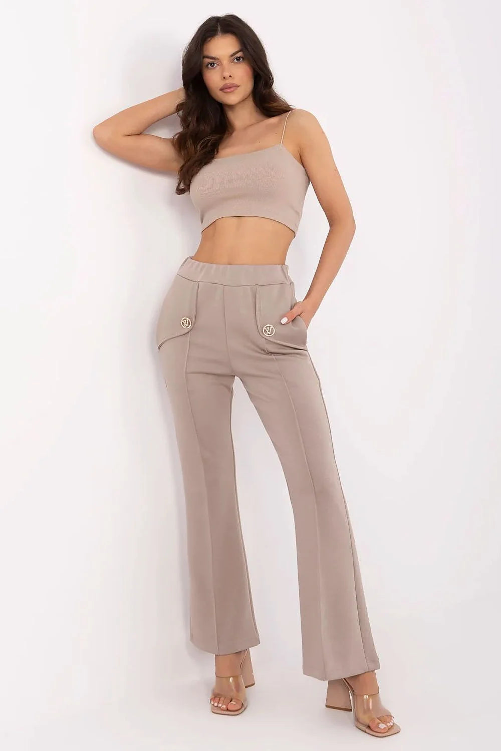 Tenue deux pièces moderne chic taupe crop top bretelles fines pantalon ample jambes évasées ceinture élastique matériau doux stretch