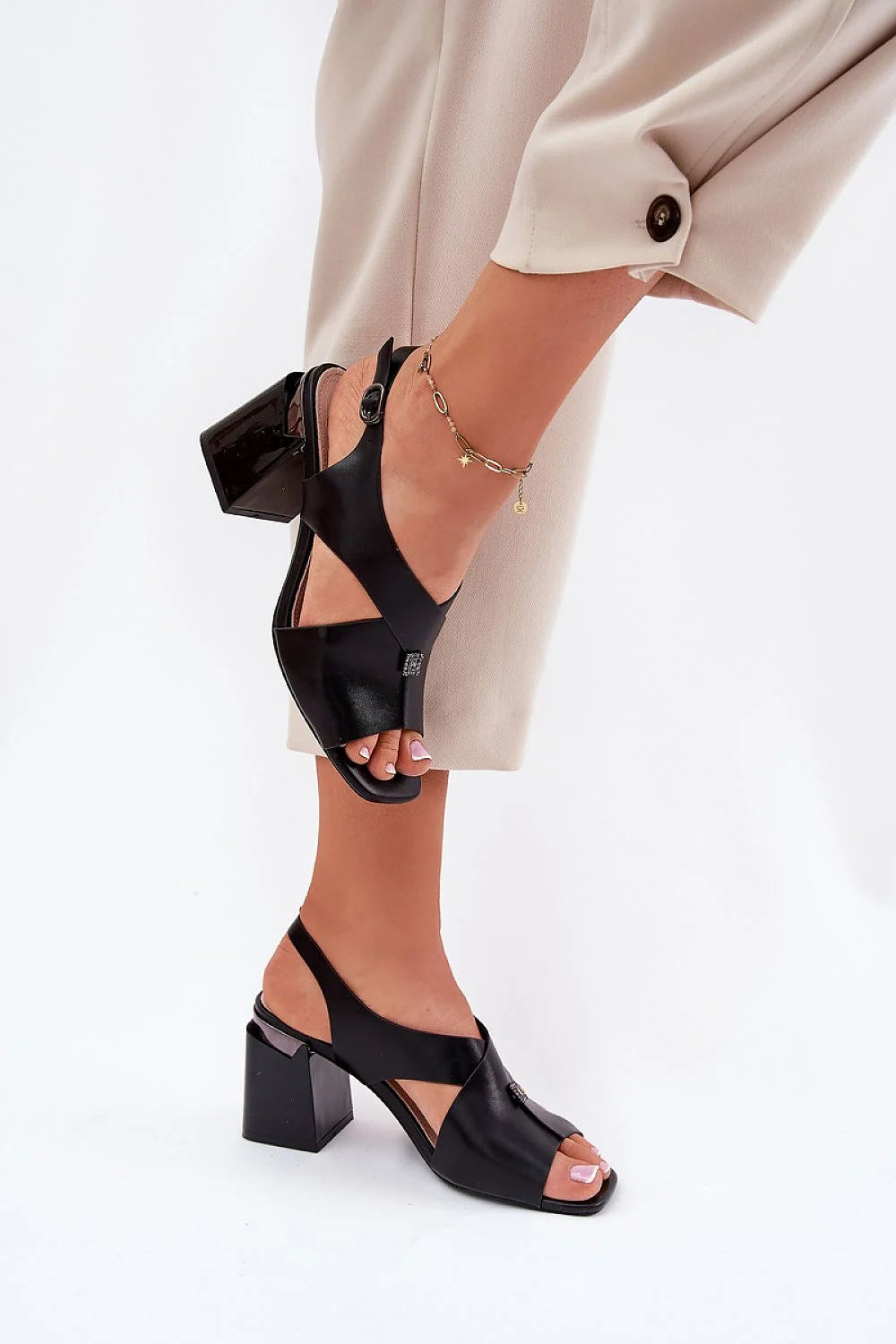 Sandales à talons épaisses élégantes Vinceza cuir artificiel noir brides croisées boucle métallique ornement métallique femmes occasionnels estivales mode