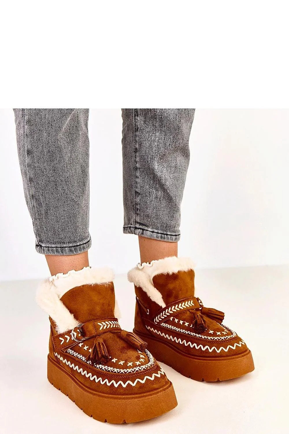 bottines femme daim camel suédé écologique doublure fourrure synthétique chaud confortable plateforme crantée semelle caoutchouc bout rond franges