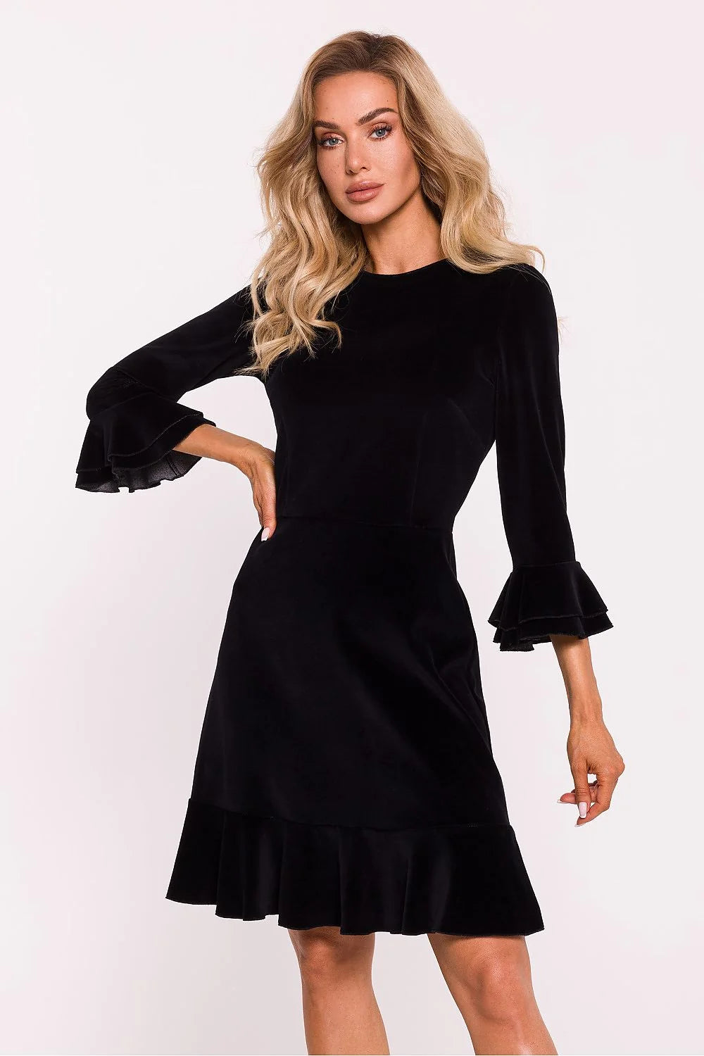 robe jour élégante velours maille noire col rond manches troisquarts volants taille ajustée jupe évasée ourlet volanté longueur genou