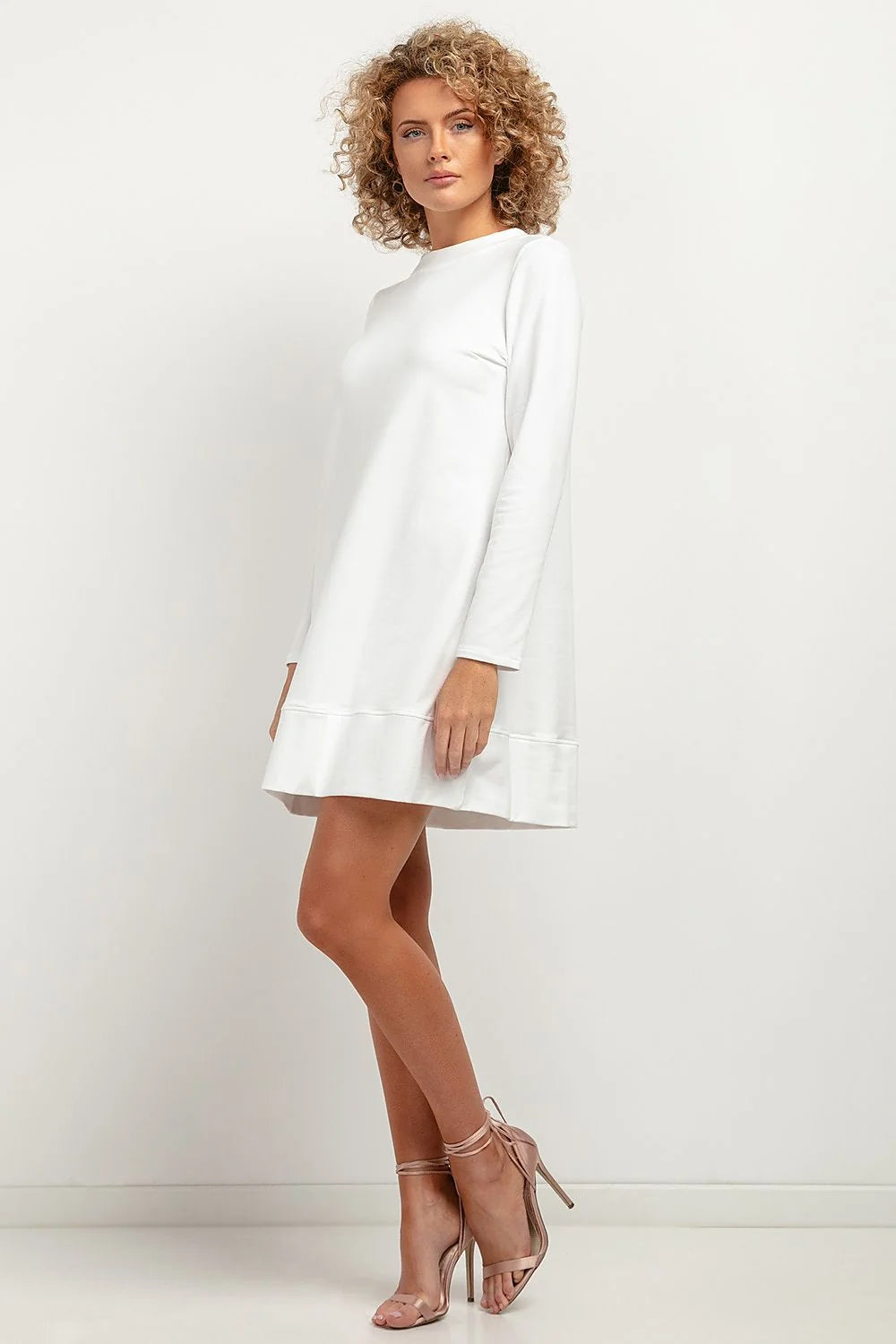 robe Tessita maille blanche immaculée coupe trapèze oversize manches longues col montant molleton épais ourlet large dos allongé sportchic confortable