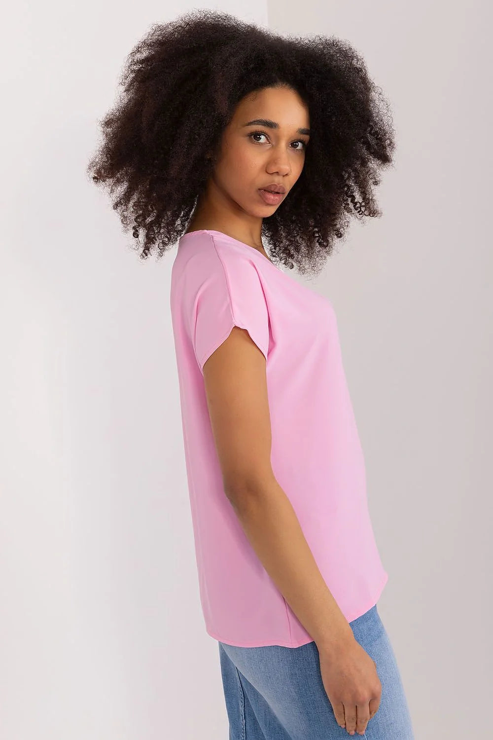 chemisier rose pastel col V manches courtes coupe décontractée ajustée épaules tissu doux léger respirant soyeux polyvalent intemporel élégant confortable