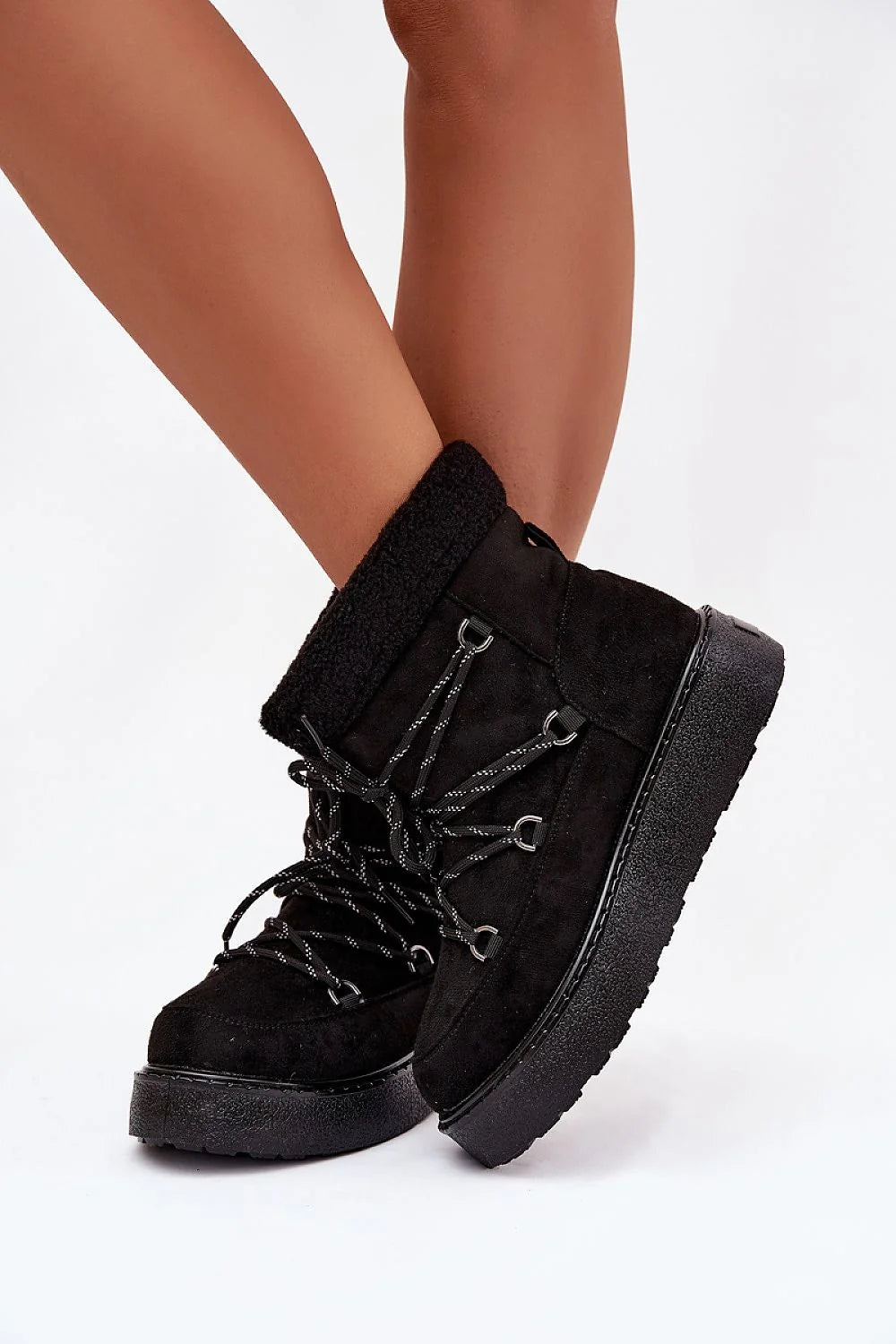 bottines hiver femme suédine écologique noir sherpa apparent doublure chaude plateforme caoutchouc crantée antidérapante lacets réglables maintien isolante randonnée urbaine