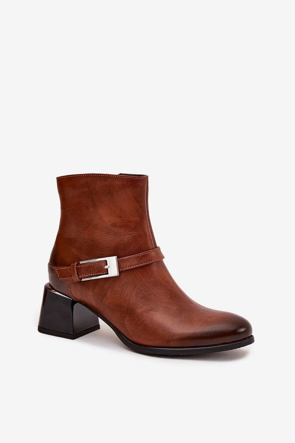 bottines cheville cuir naturel cognac bout arrondi bride boucle argentée talon bloc moyen verni semelle noire fermeture zippée