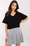 Haut à manches courtes col V noir associable jupe grise plissée pour femme look moderne chic