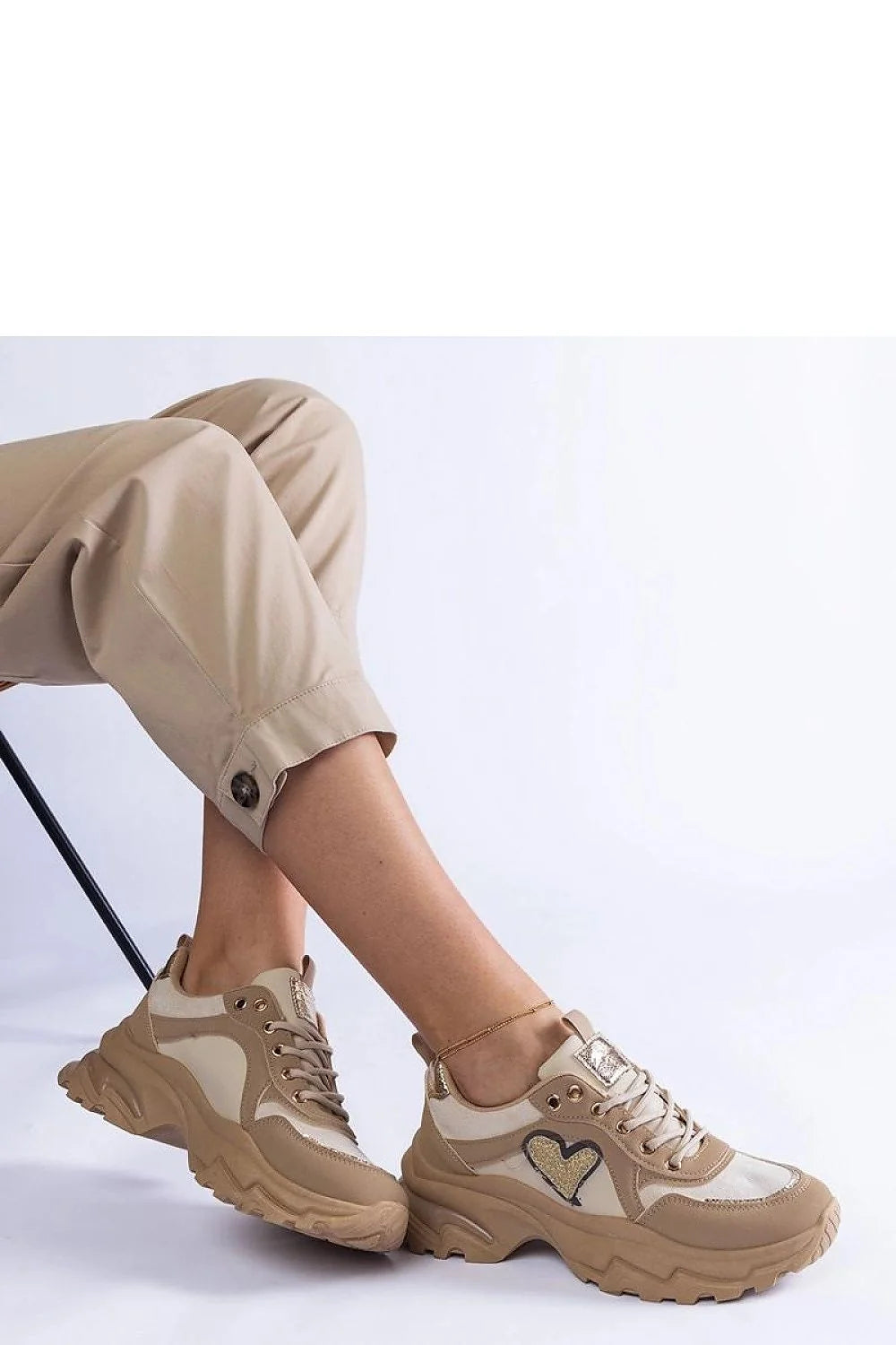 Baskets pour femmes en cuir et matières synthétiques, couleur beige clair, nuances crème et doré, semelle épaisse, style moderne, motif cœur doré et paillettes, finitions métalliques, confort et durabilité, occasion quotidienne