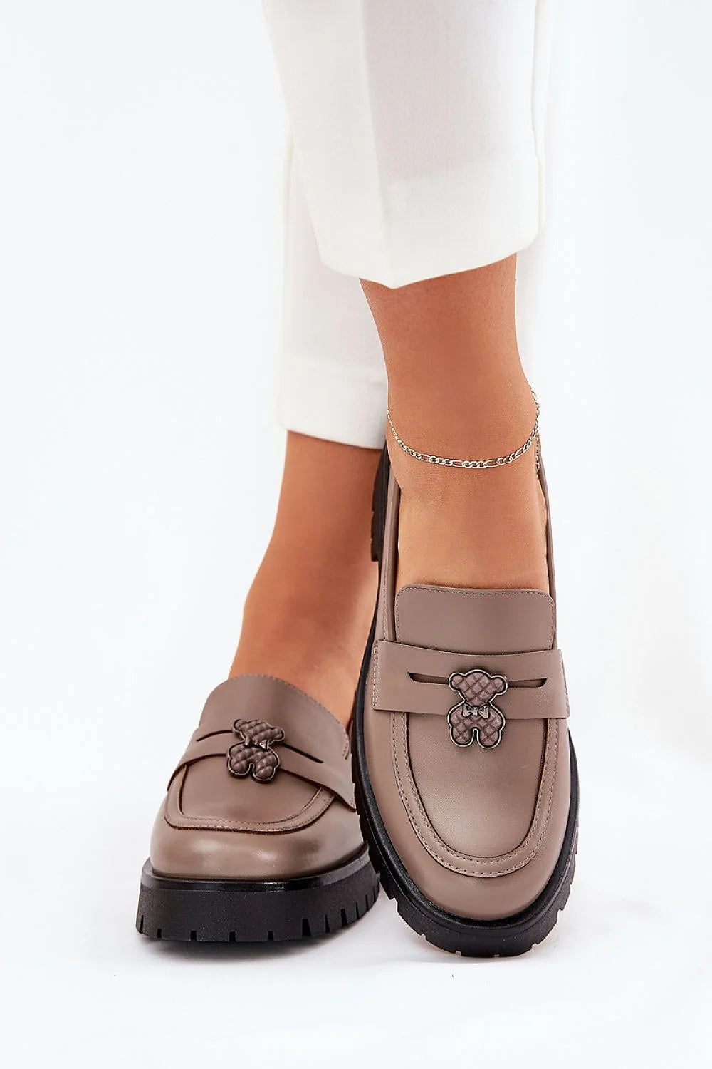 Mocassins féminins en cuir naturel style classique taupe détails papillon semelle caoutchouc femme confortable