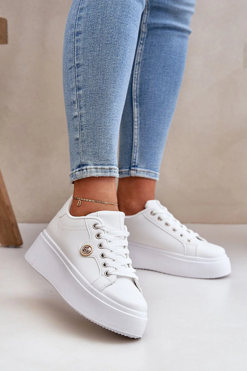 Chaussures de sport Step in style baskets femmes design moderne épuré couleur blanche doré logo métallique tige basse semelle plateforme mousse confortable