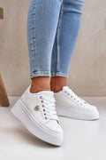 Chaussures de sport Step in style baskets femmes design moderne épuré couleur blanche doré logo métallique tige basse semelle plateforme mousse confortable